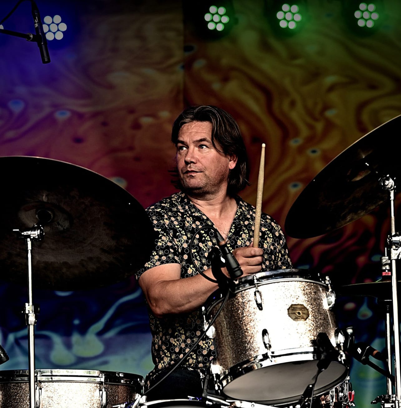 Johan van Lanen aan het drummen op een podium